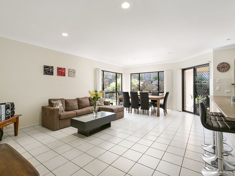 6 Lillywood Circuit, Molendinar QLD 4214