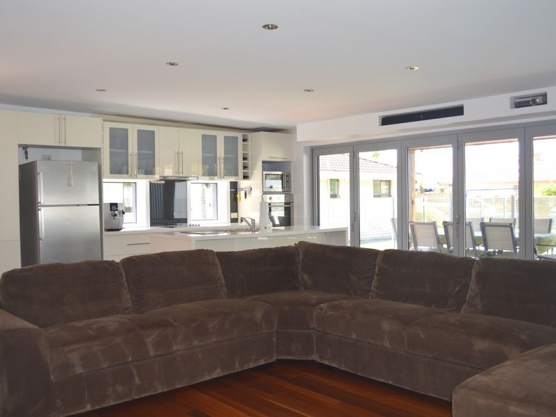 14 Collins Crescent, Benowa QLD 4217