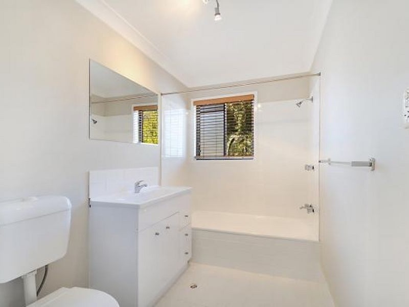 2/168 Whiting Street, Labrador QLD 4215