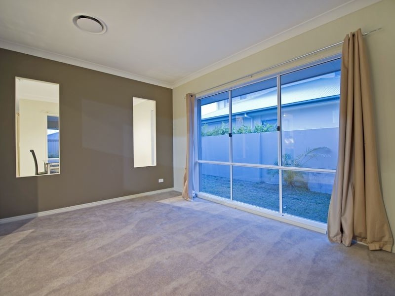 24 Iridium Drive, Hope Island QLD 4212