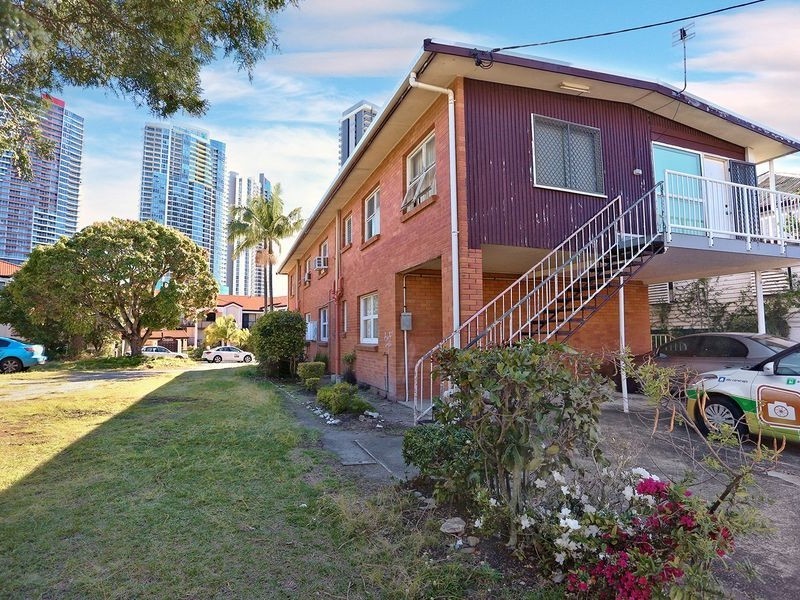 Units 4. 5 Queen Street, Southport QLD 4215