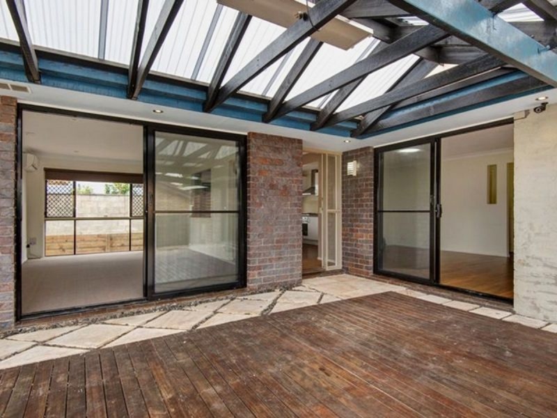 22 Crinum Crescent, Southport QLD 4215