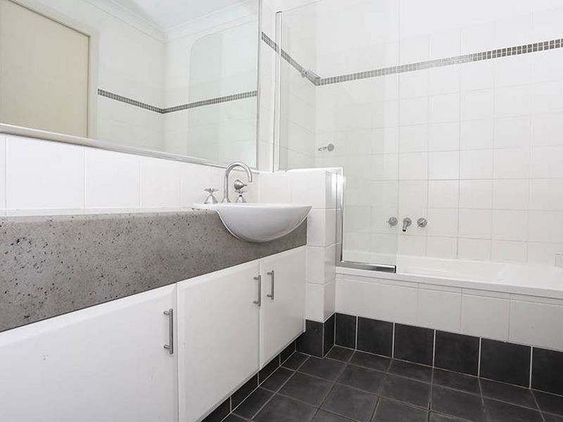 1/1 Campelles Avenue, Varsity Lakes QLD 4227