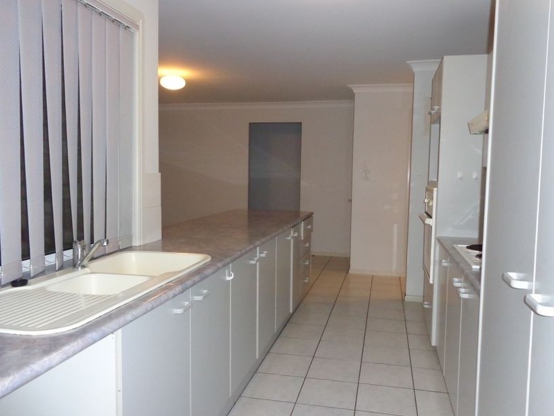 4 Yarraglen Place, Parkwood QLD 4214