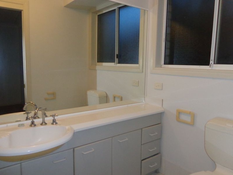 4 Yarraglen Place, Parkwood QLD 4214