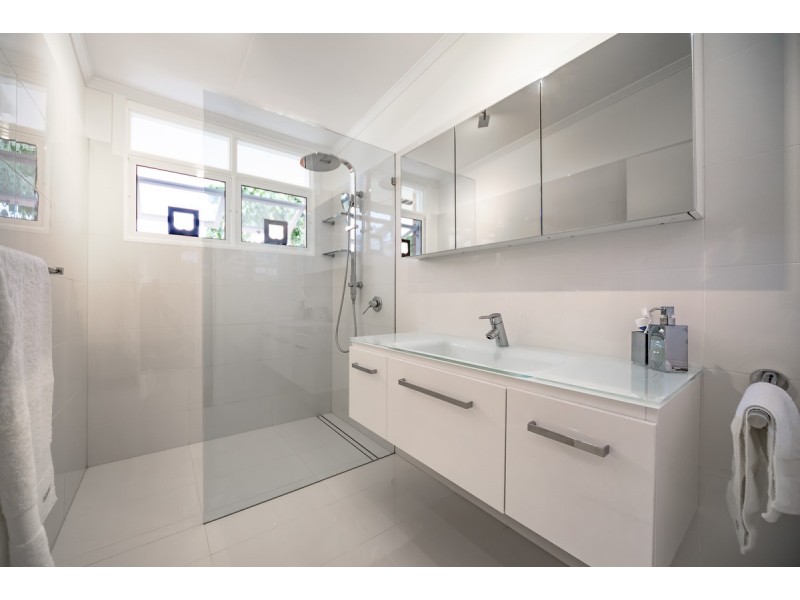 8 The Glen, Southport QLD 4215