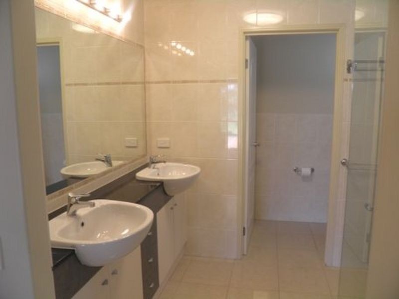 9 Fairway Dr, Meadowbrook QLD 4131