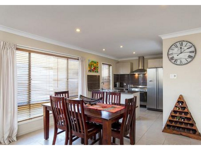32 Lyrebird Crescent, Upper Kedron QLD 4055