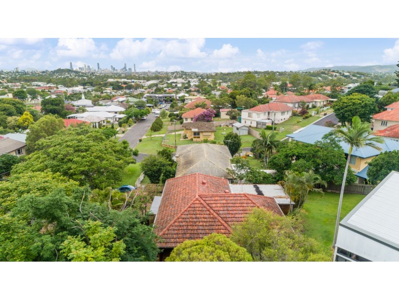 18 Wilgarning Street, Stafford Heights QLD 4053