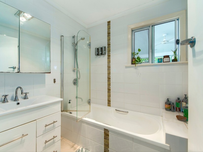 1122 South Pine Road, Arana Hills QLD 4054