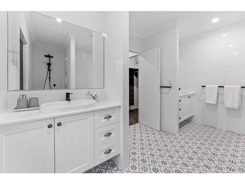 8 Pedley Street, Wavell Heights QLD 4012