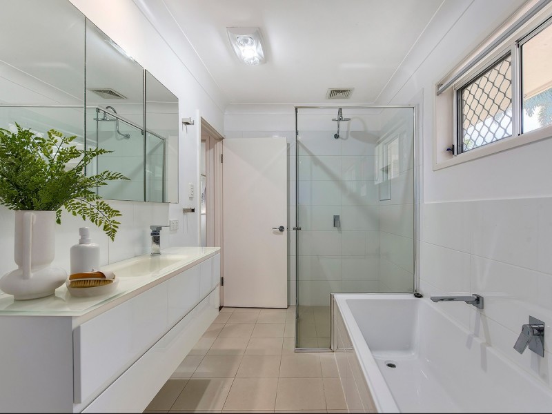 1 Euratha Street, Stafford Heights QLD 4053