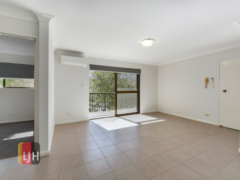 2/70 Hilltop Avenue, Chermside QLD 4032