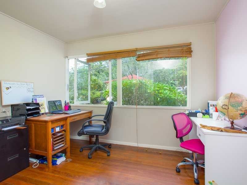 19 Amott Street, Stafford Heights QLD 4053