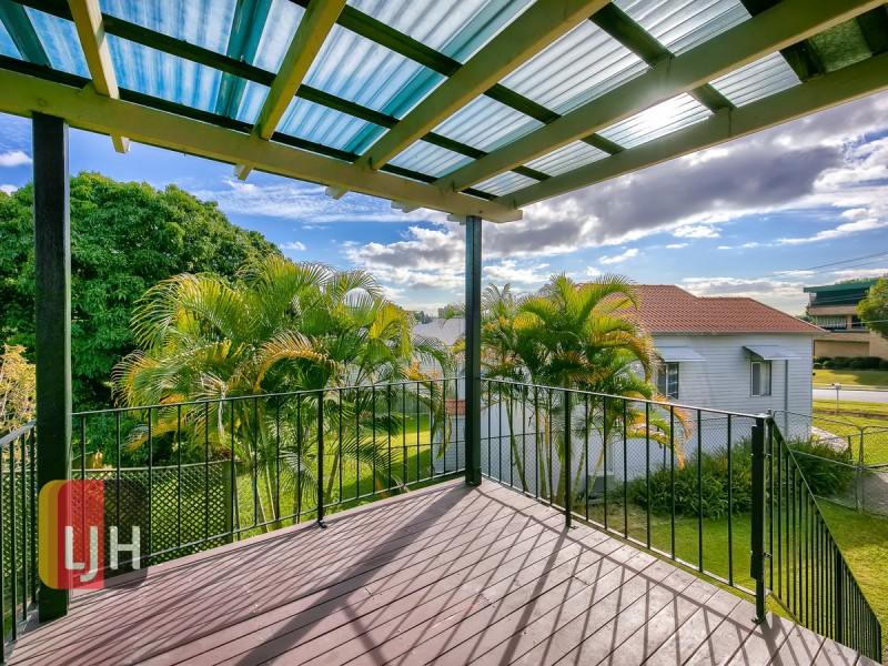Upstairs/87a Maygar Street, Windsor QLD 4030