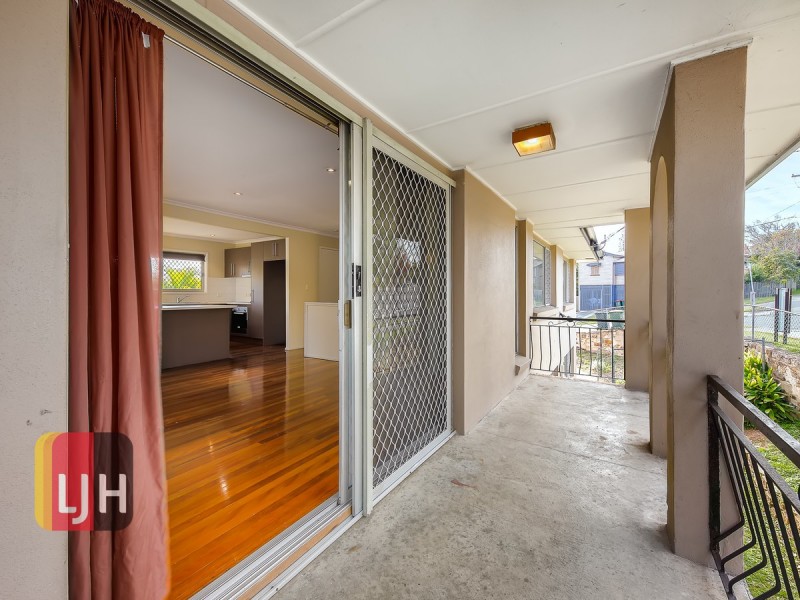 Upstairs/87a Maygar Street, Windsor QLD 4030