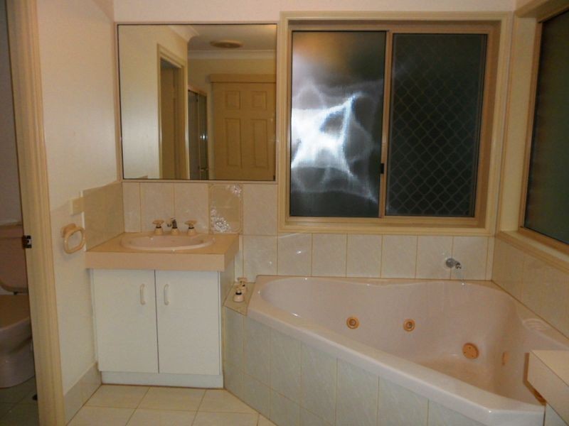 8 Maywood Crescent, Calamvale QLD 4116