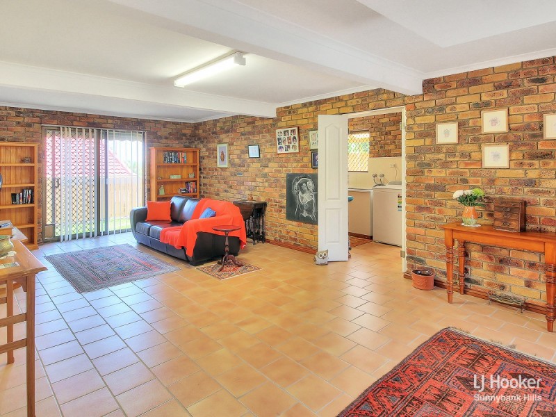8 Zara Street, Robertson QLD 4109