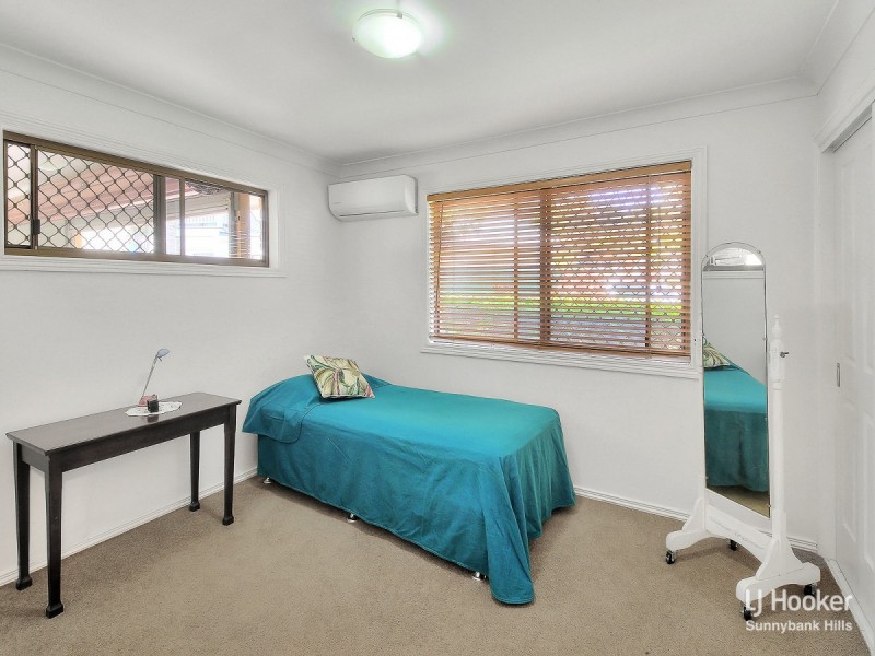 8 Zara Street, Robertson QLD 4109