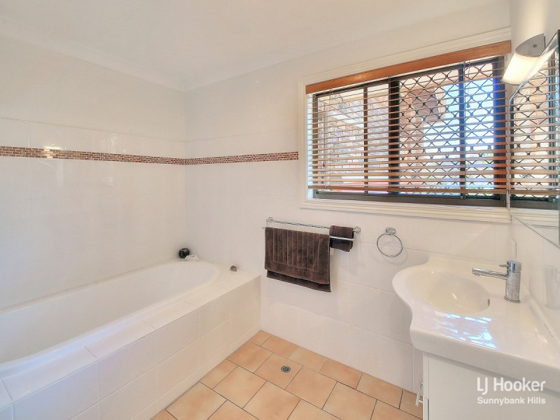 8 Zara Street, Robertson QLD 4109