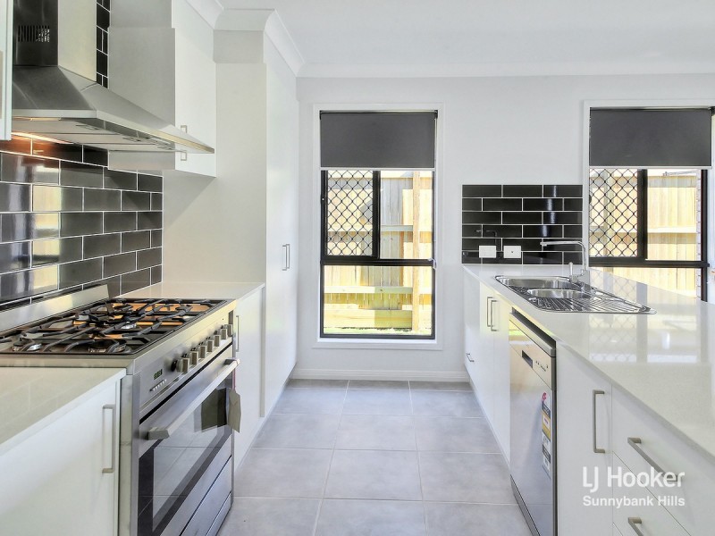 8 Fiveways Circuit, Park Ridge QLD 4125