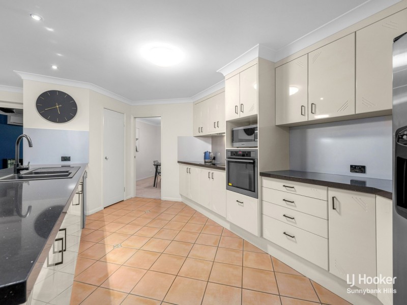 28 Cambridge Place, Wishart QLD 4122