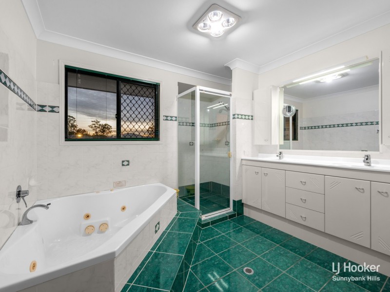 28 Cambridge Place, Wishart QLD 4122