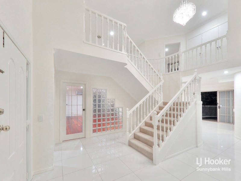 19 Lindfield Circuit, Robertson QLD 4109