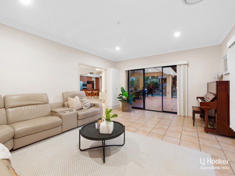 7 Sandwell Close, Wishart QLD 4122