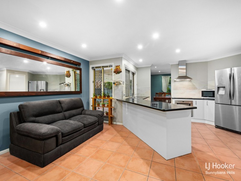 8 Finn Court, Camira QLD 4300