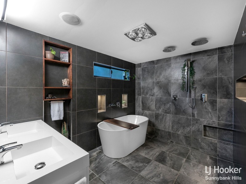 25 Raintree Street, Mansfield QLD 4122