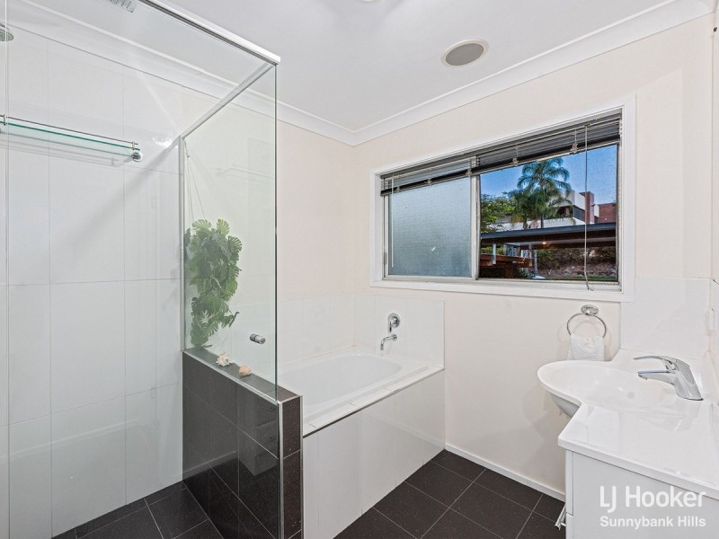 25 Raintree Street, Mansfield QLD 4122