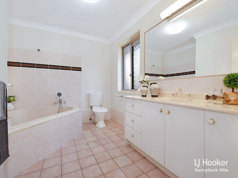 8 Gardenia Close, Stretton QLD 4116