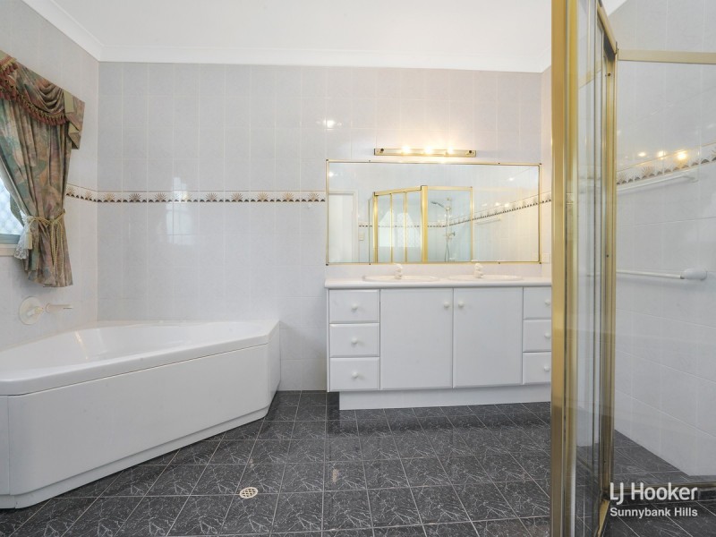 18 Lindfield Circuit, Robertson QLD 4109