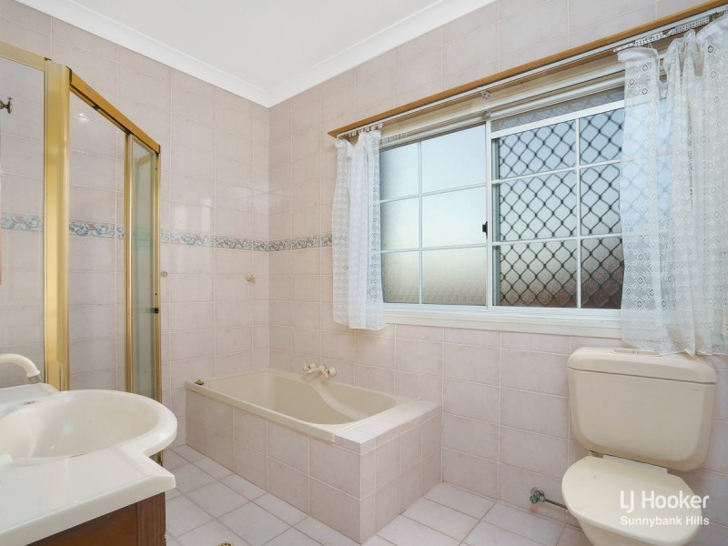 18 Lindfield Circuit, Robertson QLD 4109