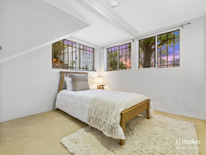 102 Victor Street, Holland Park QLD 4121