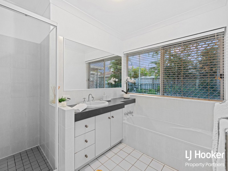 2 Pinecroft Close, Calamvale QLD 4116