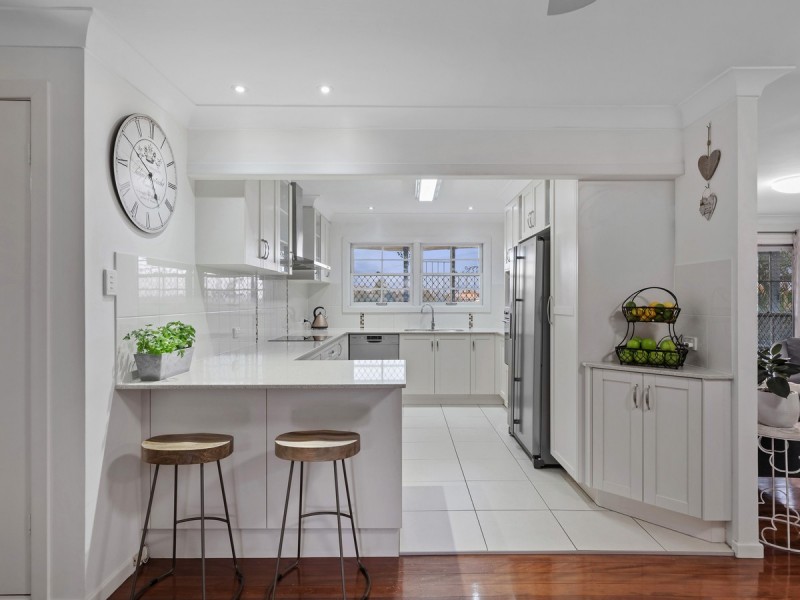 4 Valentia Street, Mansfield QLD 4122