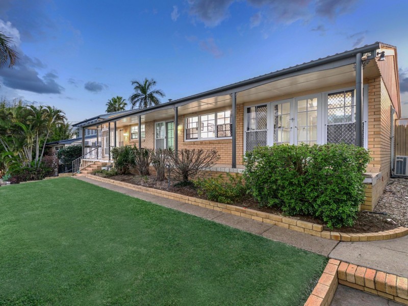 4 Valentia Street, Mansfield QLD 4122