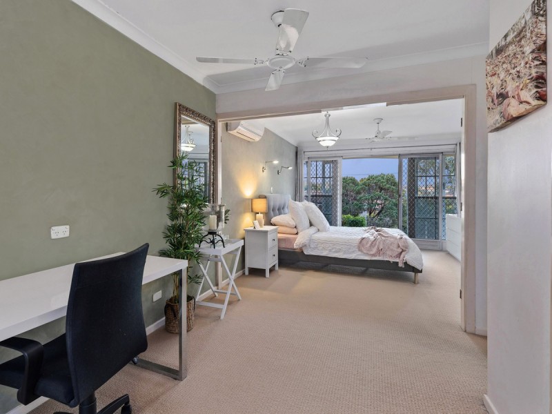 4 Valentia Street, Mansfield QLD 4122