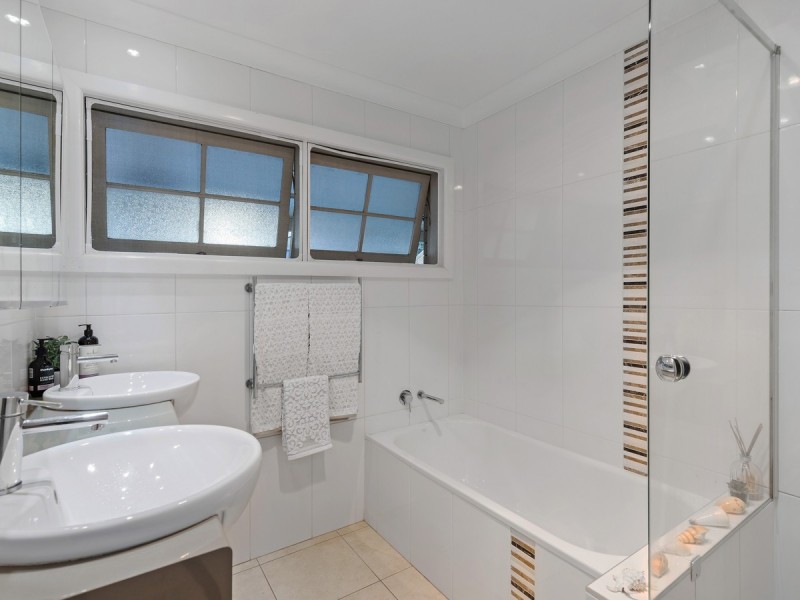 4 Valentia Street, Mansfield QLD 4122