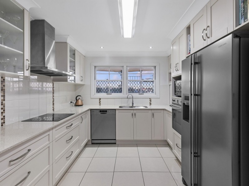 4 Valentia Street, Mansfield QLD 4122