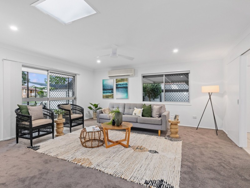 25 Honeysuckle Street, Mansfield QLD 4122