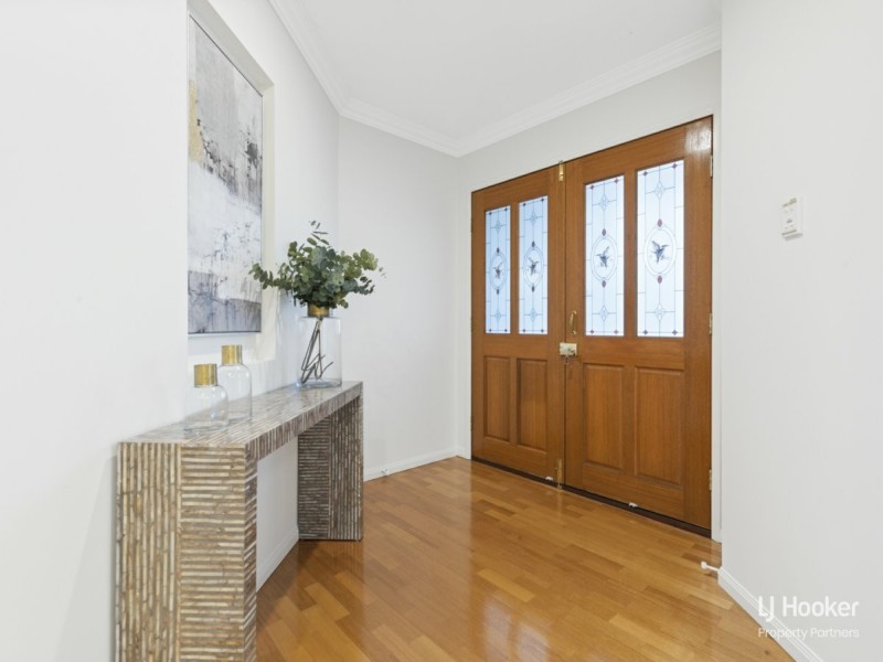 6 Crampton Court, Arana Hills QLD 4054