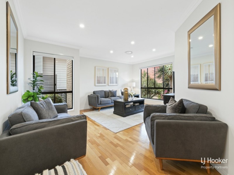 6 Crampton Court, Arana Hills QLD 4054