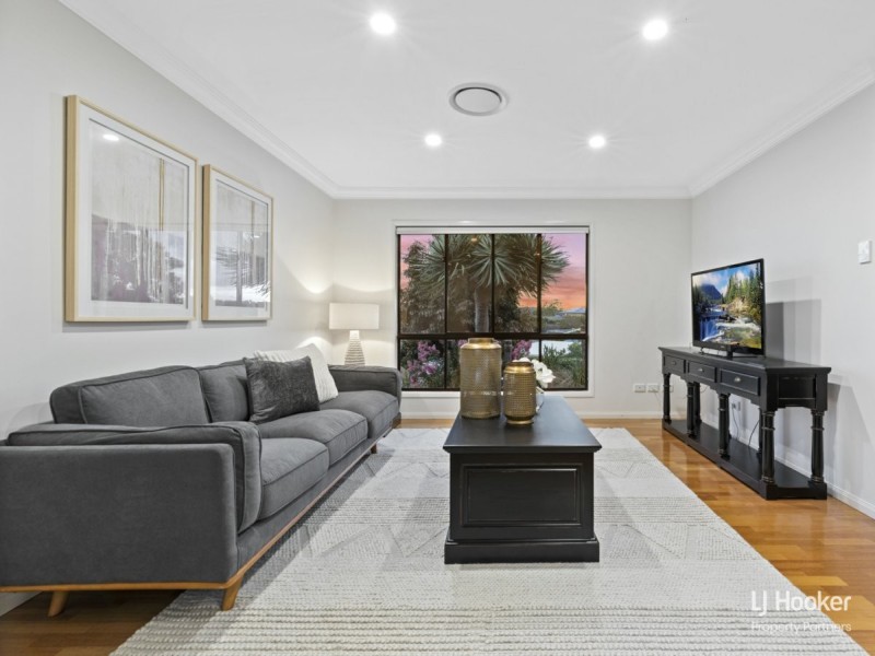 6 Crampton Court, Arana Hills QLD 4054