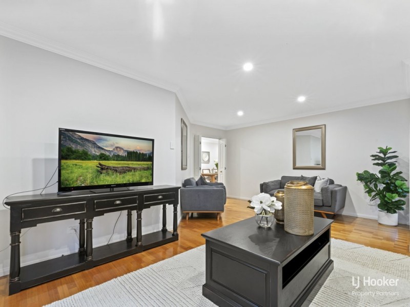 6 Crampton Court, Arana Hills QLD 4054