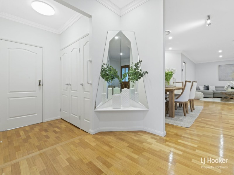 6 Crampton Court, Arana Hills QLD 4054