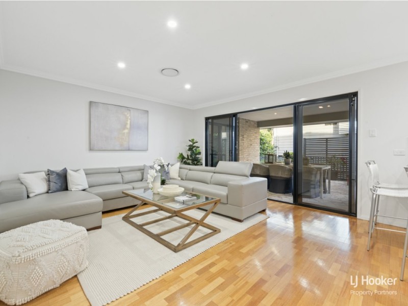 6 Crampton Court, Arana Hills QLD 4054