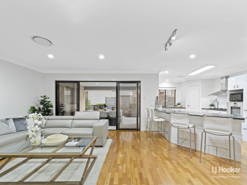 6 Crampton Court, Arana Hills QLD 4054